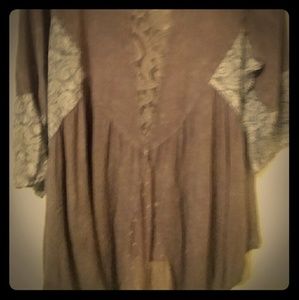 Gorgeous top you can wear with jeans or leggings.